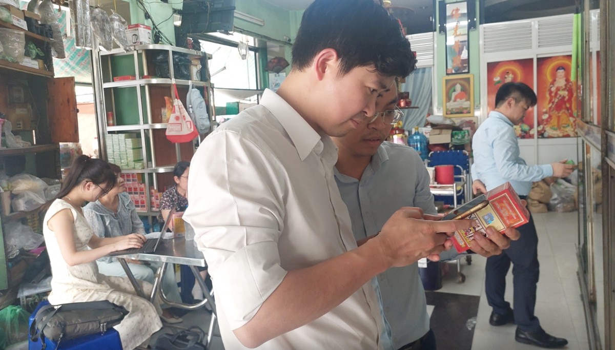 Đoàn công tác Cục Quản lý Y, Dược cổ truyền kiểm tra đột xuất cơ sở buôn bán thuốc y học cổ truyền ở Quận 5 (TPHCM). Đoàn công tác Cục Quản lý Y, Dược cổ truyền kiểm tra đột xuất cơ sở buôn bán thuốc y học cổ truyền ở Quận 5 (TPHCM).