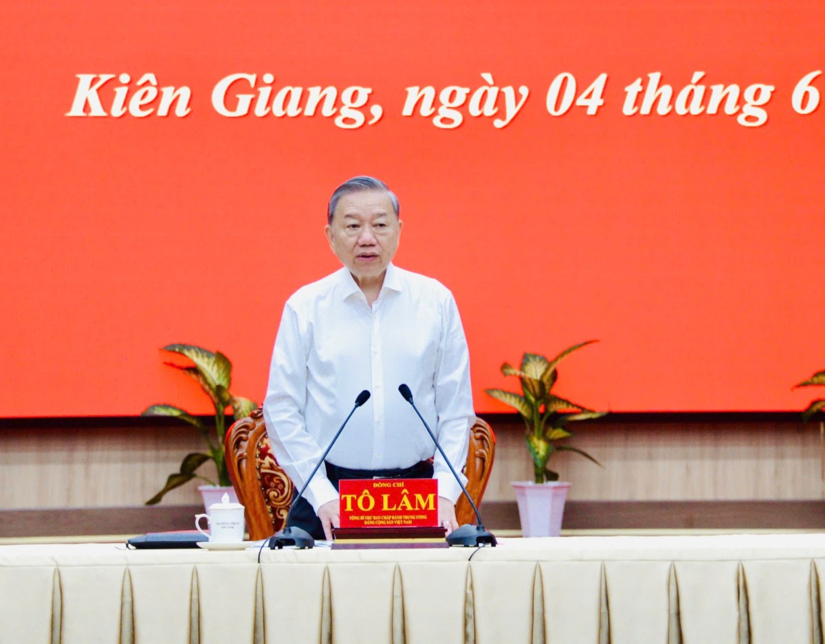 Tổng Bí thư nhấn mạnh, sự kết hợp giữa An Giang và Kiên Giang sẽ tạo nên một trục phát triển “núi - đồng bằng - biên giới - biển đảo,” tích hợp giữa kinh tế biên giới và kinh tế biển - Ảnh: VGP/LS. Tổng Bí thư nhấn mạnh, sự kết hợp giữa An Giang và Kiên Giang sẽ tạo nên một trục phát triển “núi - đồng bằng - biên giới - biển đảo,” tích hợp giữa kinh tế biên giới và kinh tế biển - Ảnh: VGP/LS.