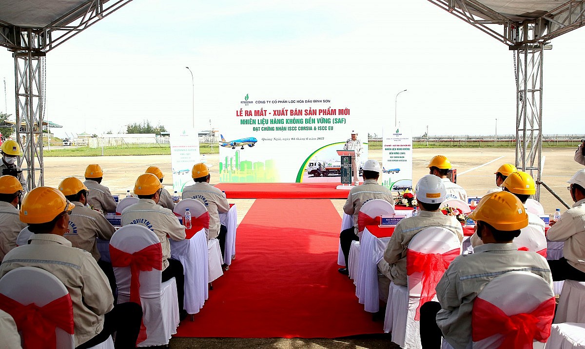Lễ ra mắt và xuất bán lô nhiên liệu hàng không bền vững (SAF) thương mại đầu tiên tại BSR ngày 4/6/2025. (Ảnh BSR)