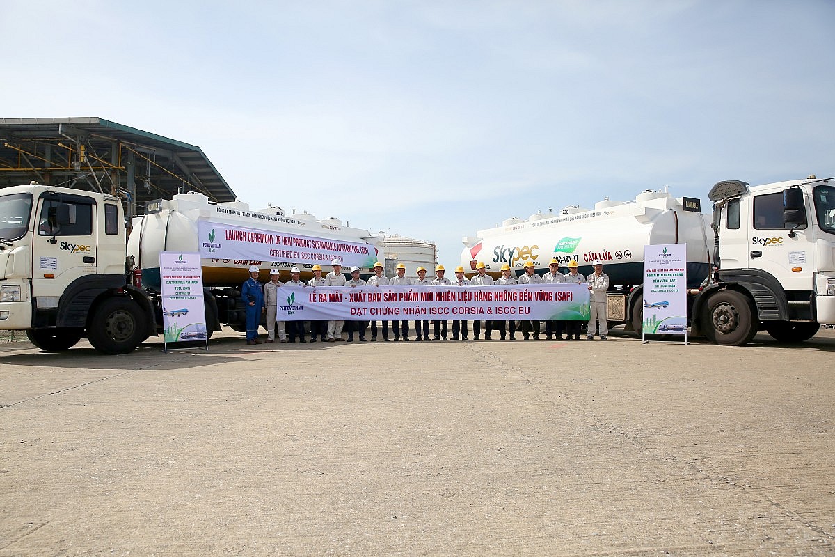 Lãnh đạo BSR và các đơn vị chụp ảnh lưu niệm khu vực xuất bán sản phẩm tại Nhà máy Lọc dầu Dung Quất. (Ảnh BSR)