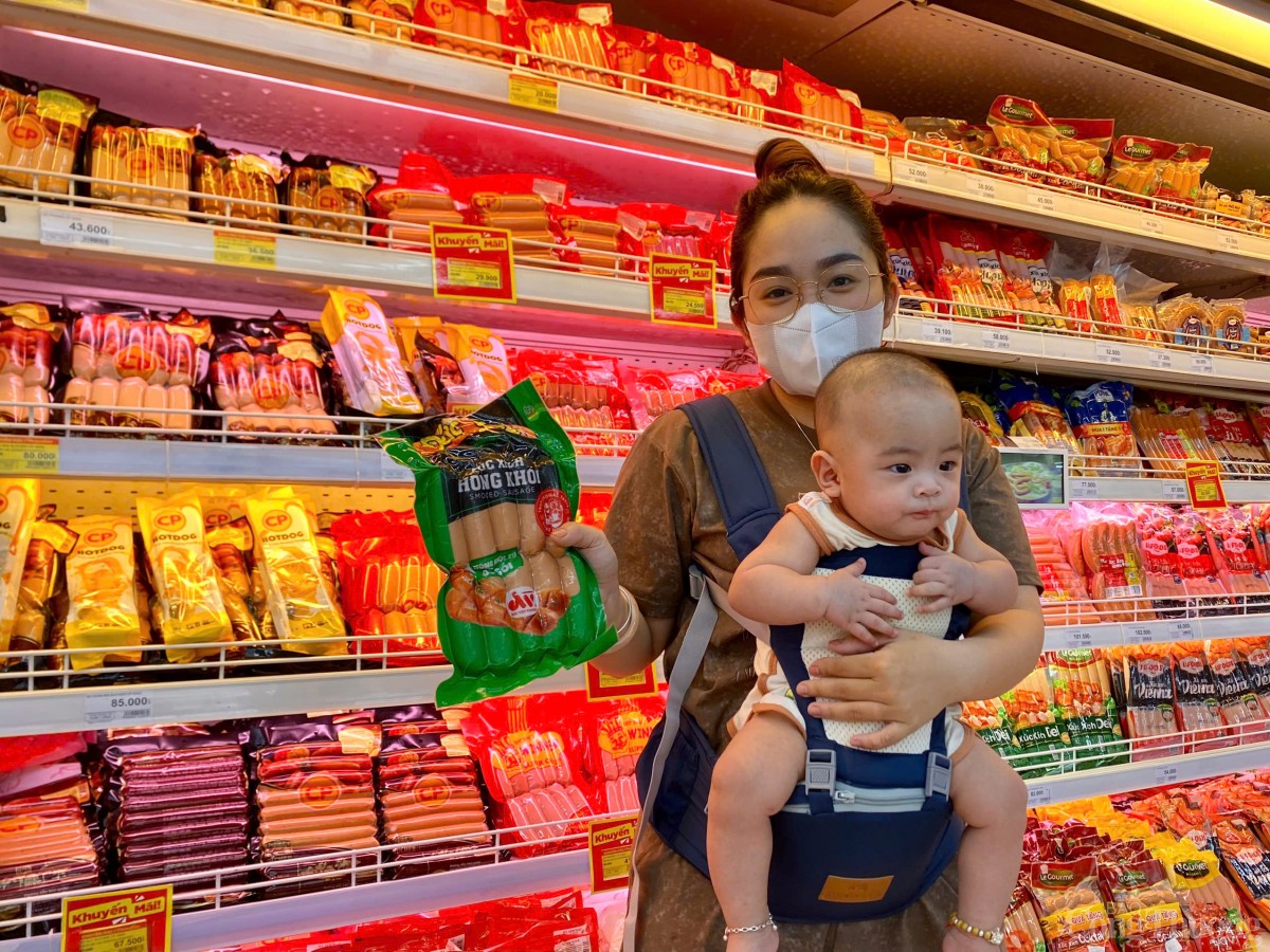 Sau vụ tố, người mua dè dặt với thực phẩm C.P