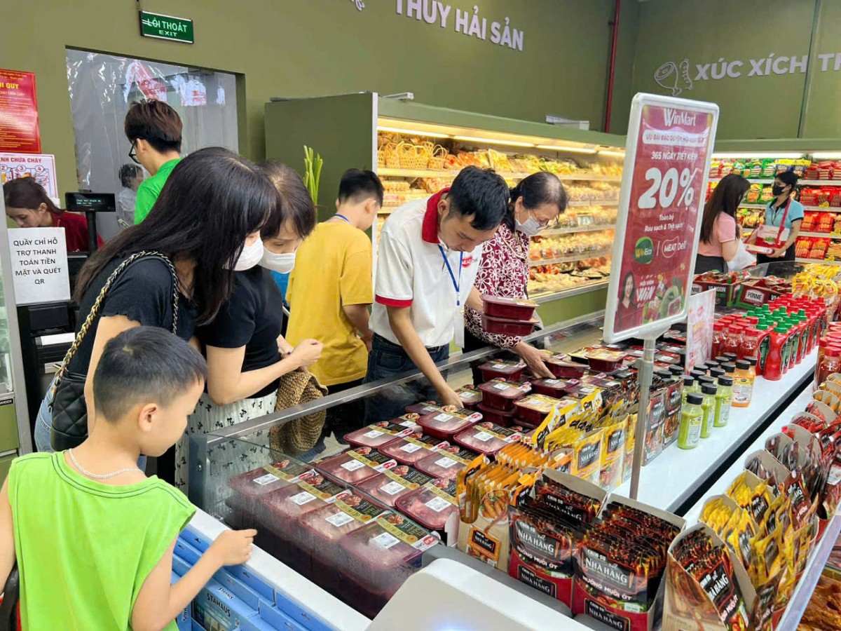 Người tiêu dùng chọn mua thịt ủ mát MEATDeli tại hệ thống siêu thị WinMart/ WinMart+ Người tiêu dùng chọn mua thịt ủ mát MEATDeli tại hệ thống siêu thị WinMart/ WinMart+