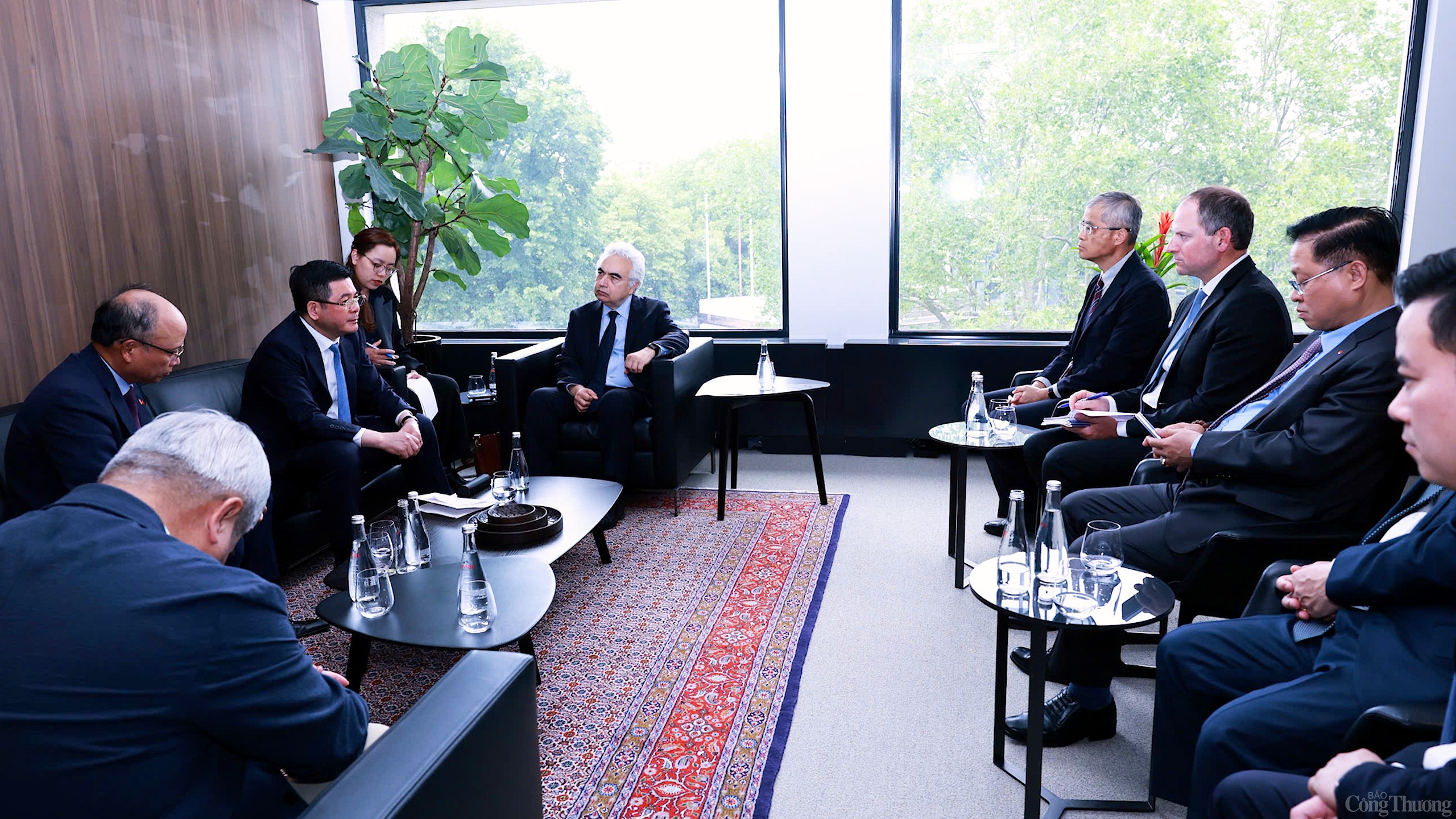 Chùm ảnh: Bộ trưởng Nguyễn Hồng Diên làm việc với Giám đốcIEA