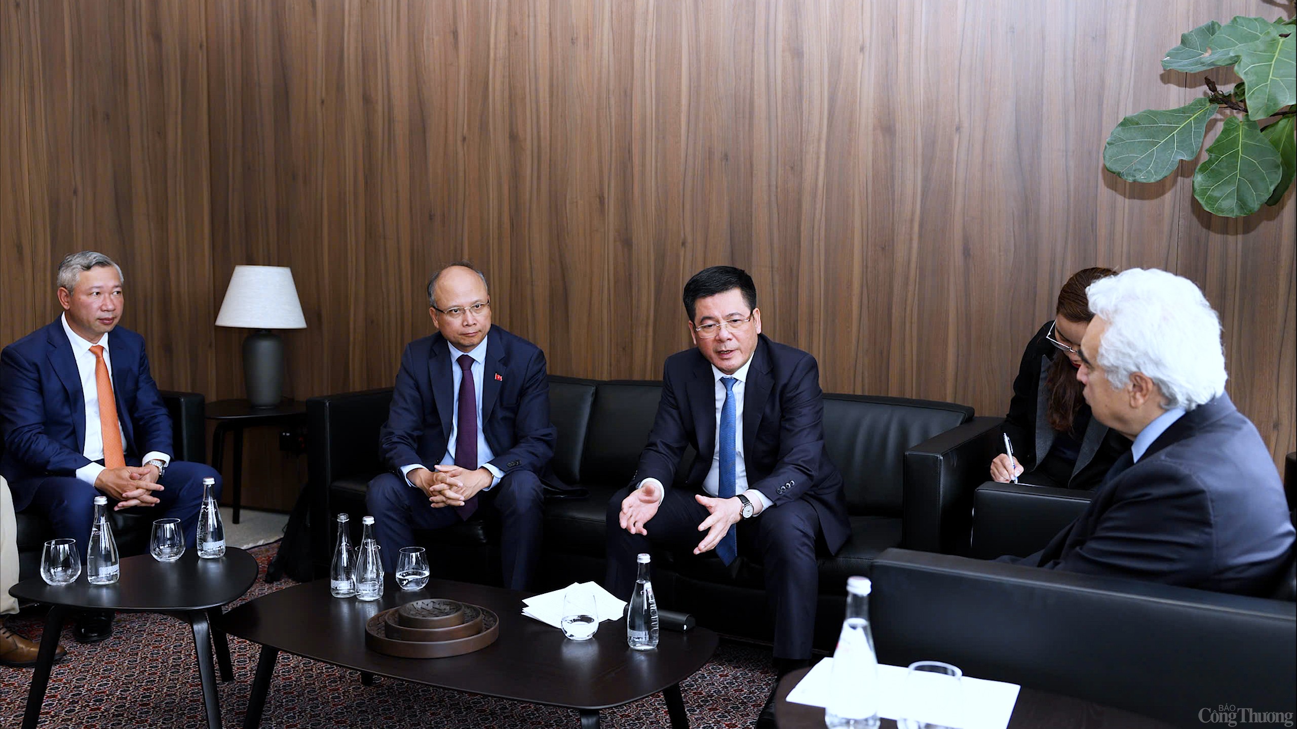 Chùm ảnh: Bộ trưởng Nguyễn Hồng Diên làm việc với Giám đốcIEA