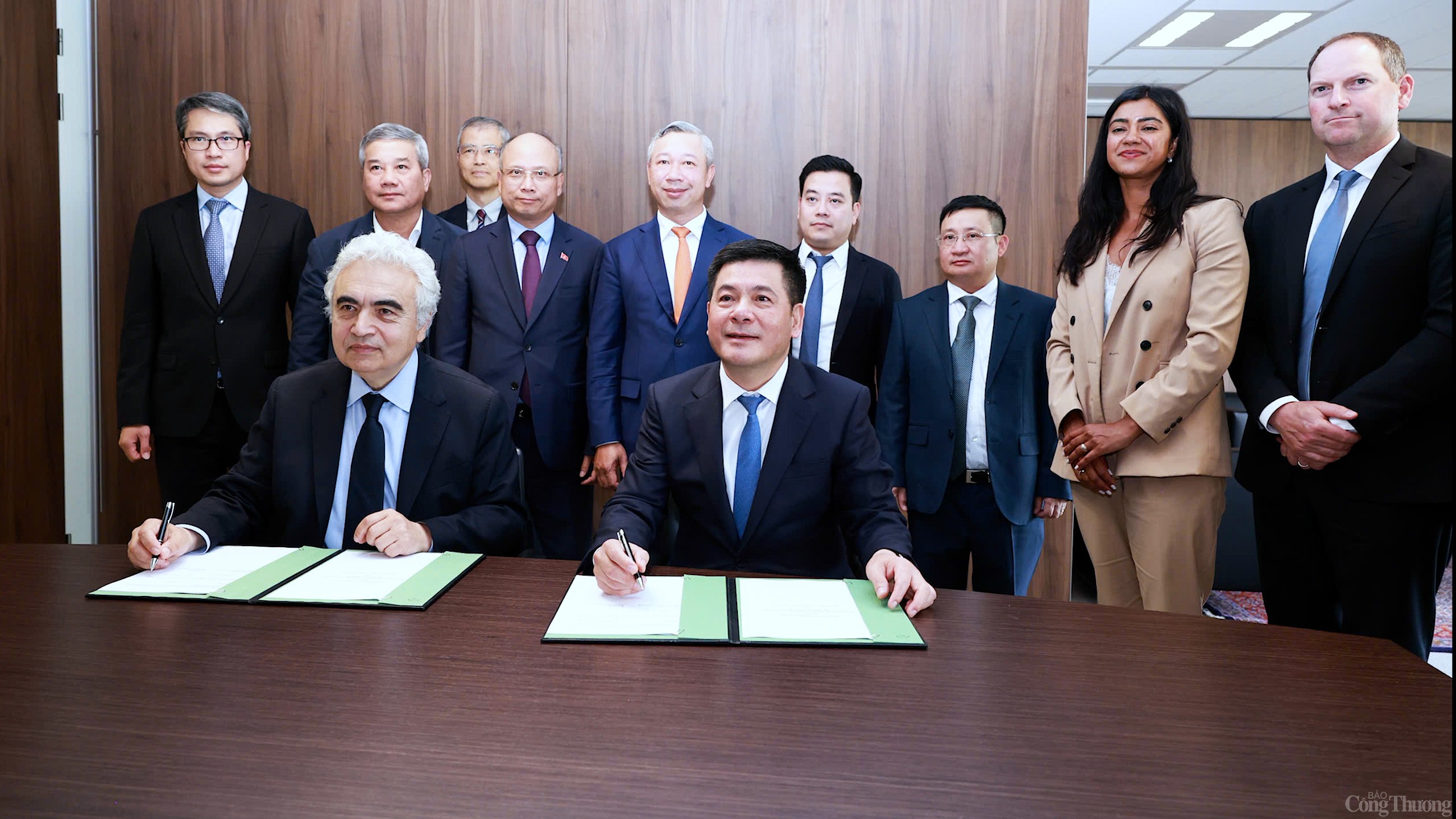 Chùm ảnh: Bộ trưởng Nguyễn Hồng Diên làm việc với Giám đốcIEA