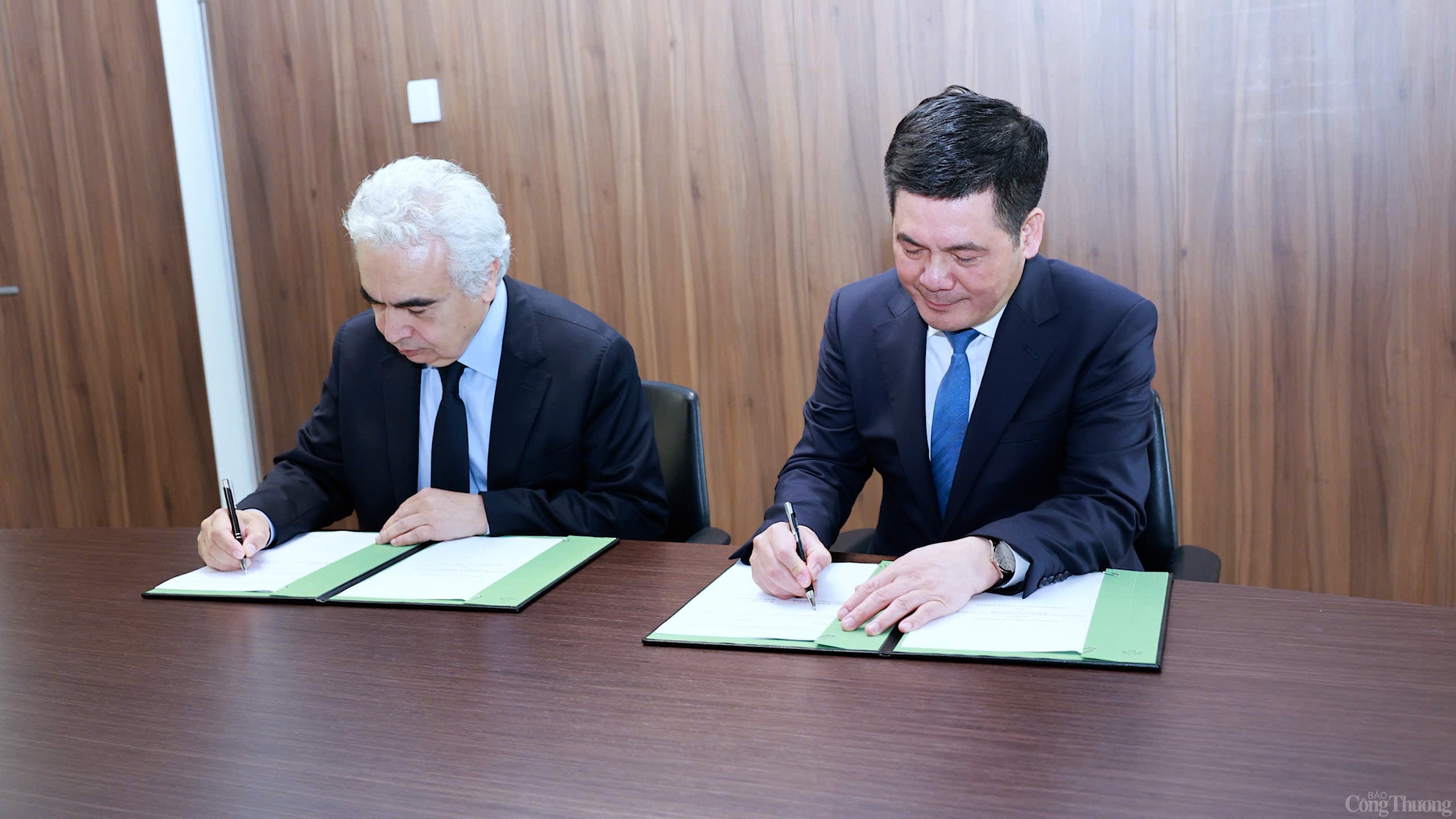 Chùm ảnh: Bộ trưởng Nguyễn Hồng Diên làm việc với Giám đốcIEA