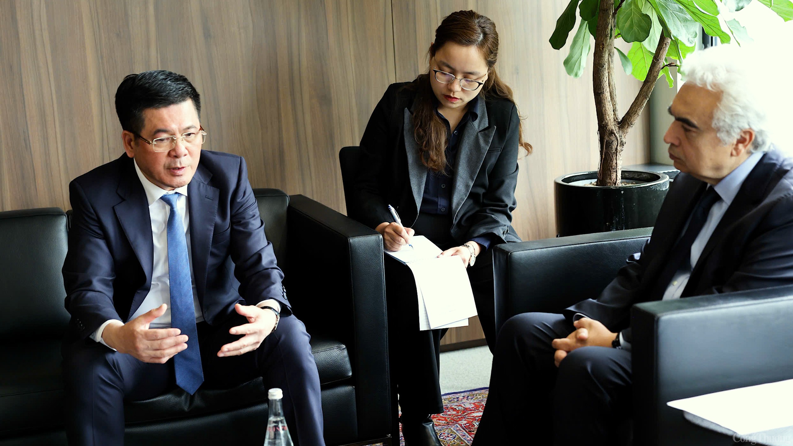 Chùm ảnh: Bộ trưởng Nguyễn Hồng Diên làm việc với Giám đốcIEA