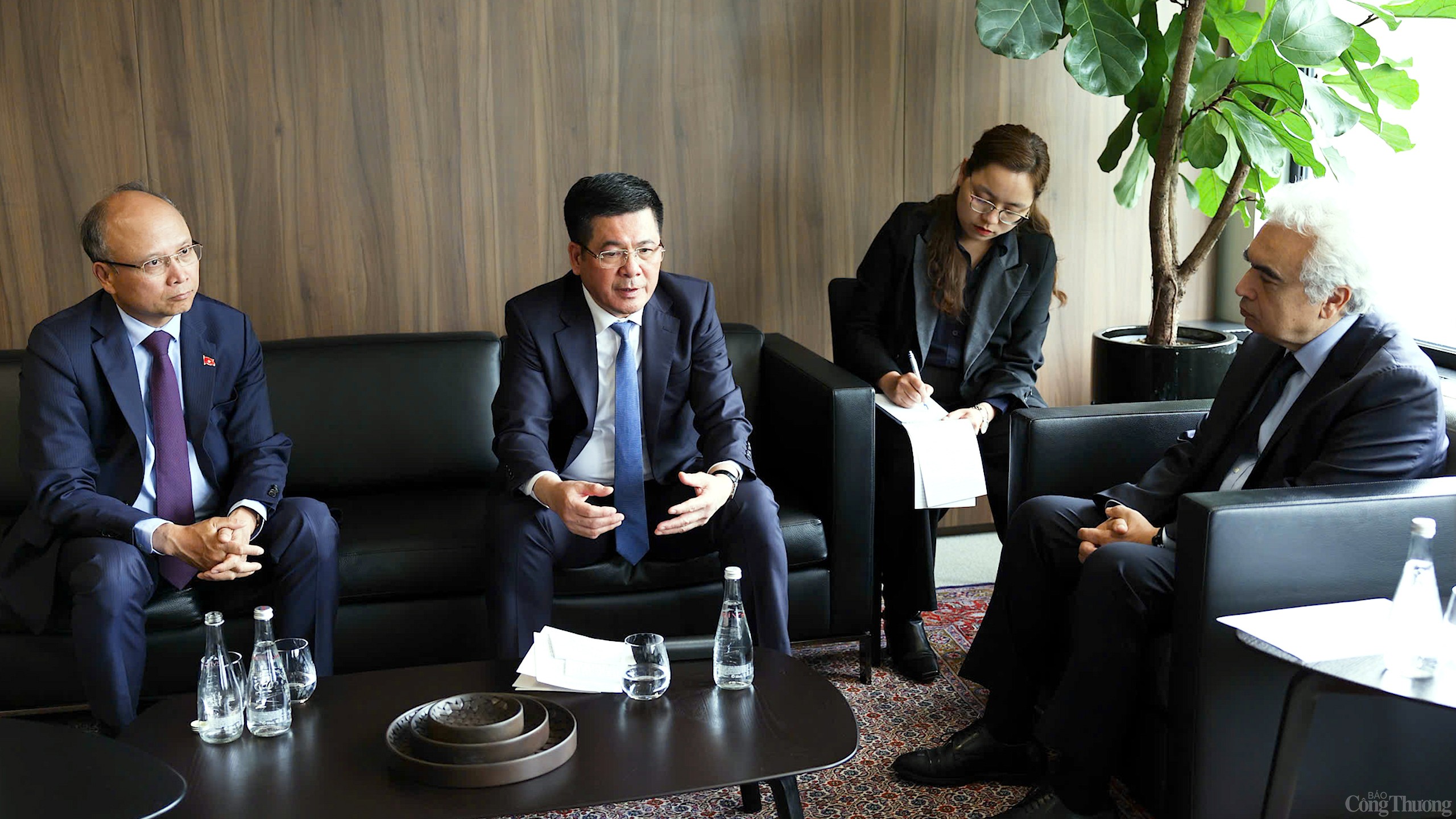 Chùm ảnh: Bộ trưởng Nguyễn Hồng Diên làm việc với Giám đốcIEA