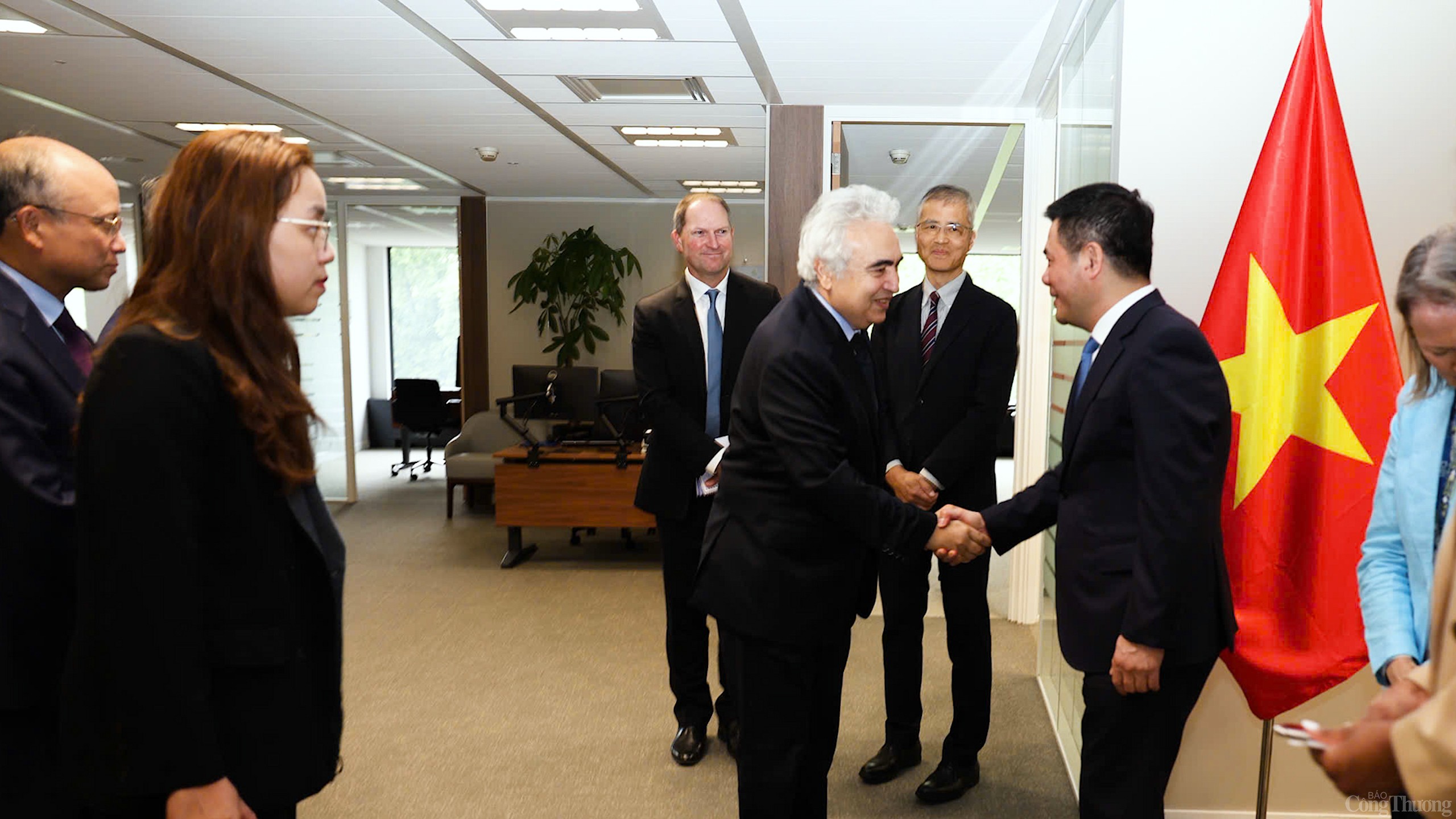 Chùm ảnh: Bộ trưởng Nguyễn Hồng Diên làm việc với Giám đốcIEA