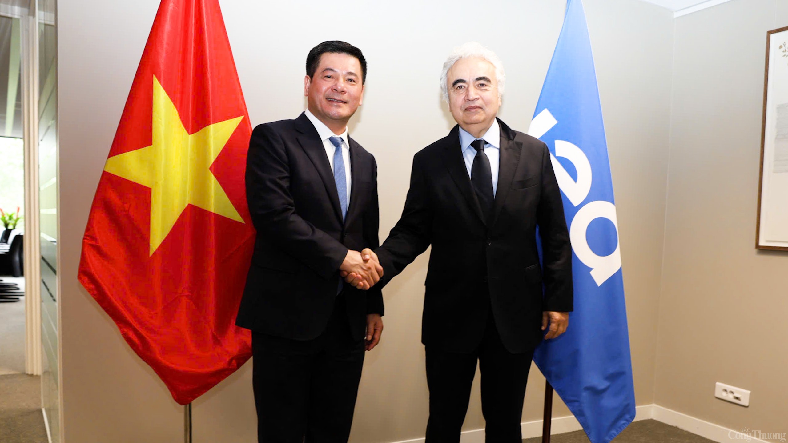 Chùm ảnh: Bộ trưởng Nguyễn Hồng Diên làm việc với Giám đốcIEA