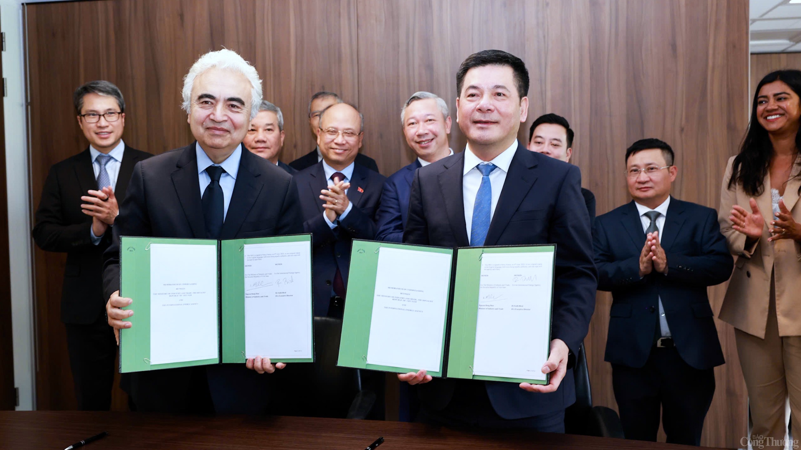 Chùm ảnh: Bộ trưởng Nguyễn Hồng Diên làm việc với Giám đốcIEA