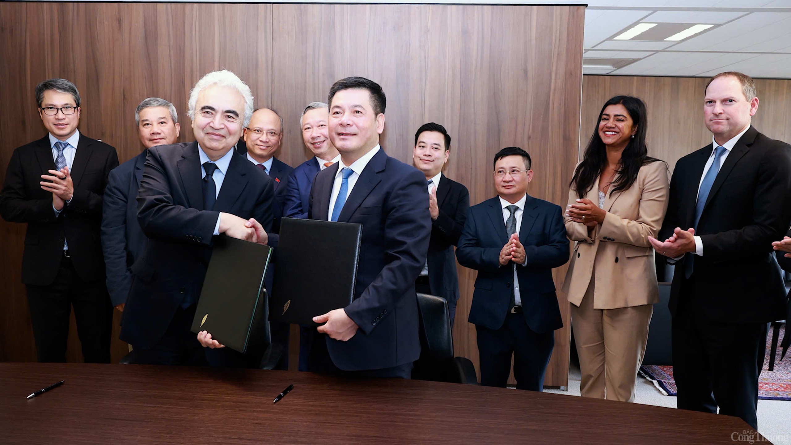 Chùm ảnh: Bộ trưởng Nguyễn Hồng Diên làm việc với Giám đốcIEA