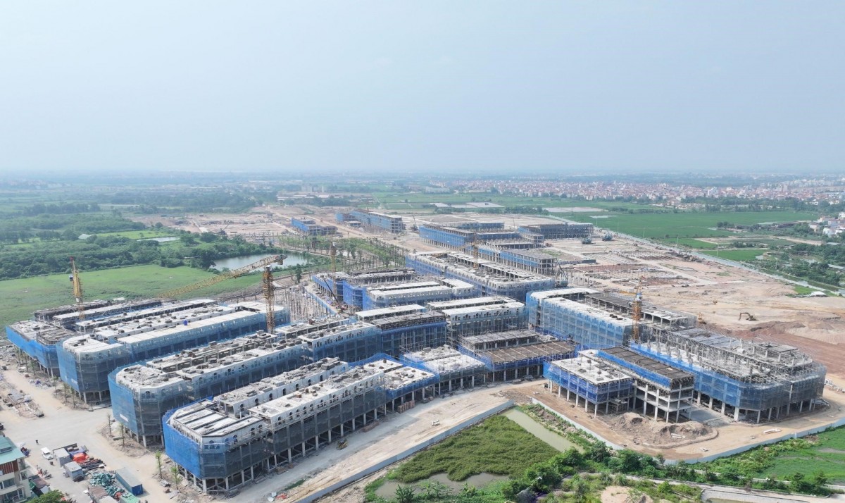 Với tổng diện tích theo quy hoạch hơn 70ha cùng gần 2.500 căn shophouse hàng hiệu, dự án đang tăng tốc thi công tại cả 4 phân khu, với khoảng 1000 kỹ sư và nhân công làm việc ngày đêm. Với tổng diện tích theo quy hoạch hơn 70ha cùng gần 2.500 căn shophouse hàng hiệu, dự án đang tăng tốc thi công tại cả 4 phân khu, với khoảng 1000 kỹ sư và nhân công làm việc ngày đêm.