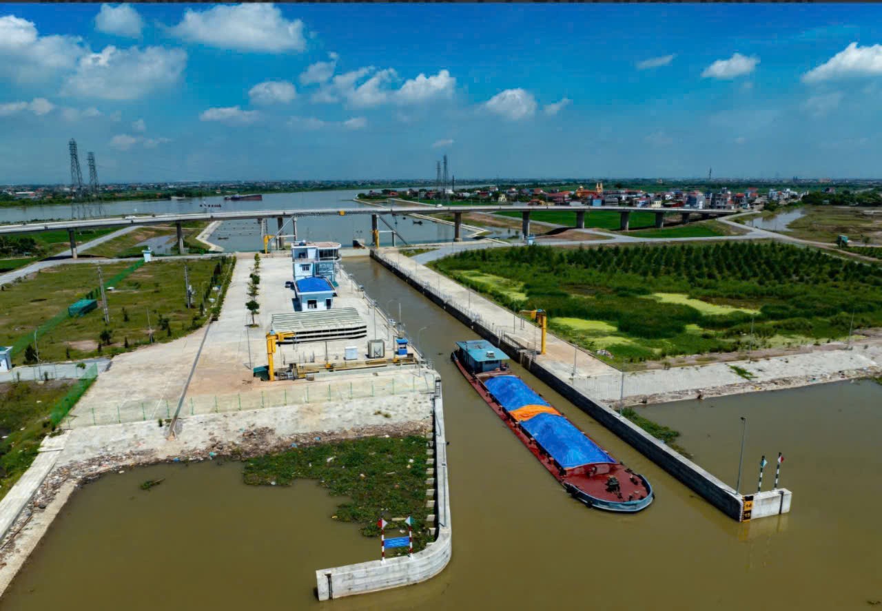 Giao thông đường thủy có trạm xăng dầu hiện đại đầu tiên