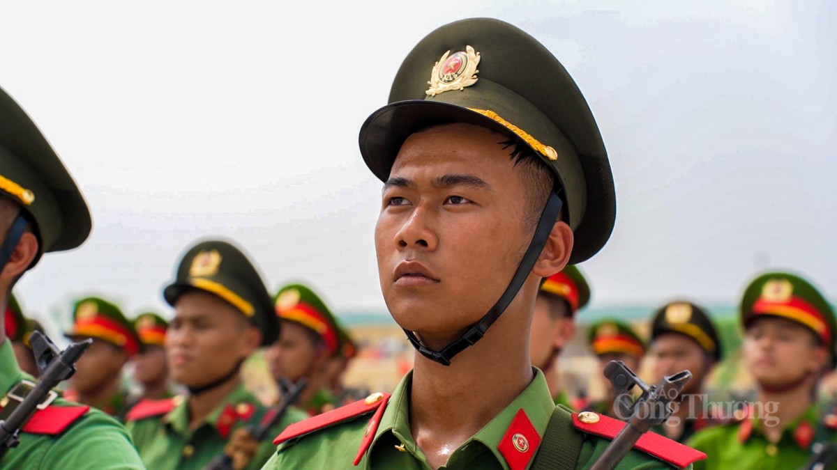 Hơn 1.000 chiến sĩ công an luyện tập diễu binh