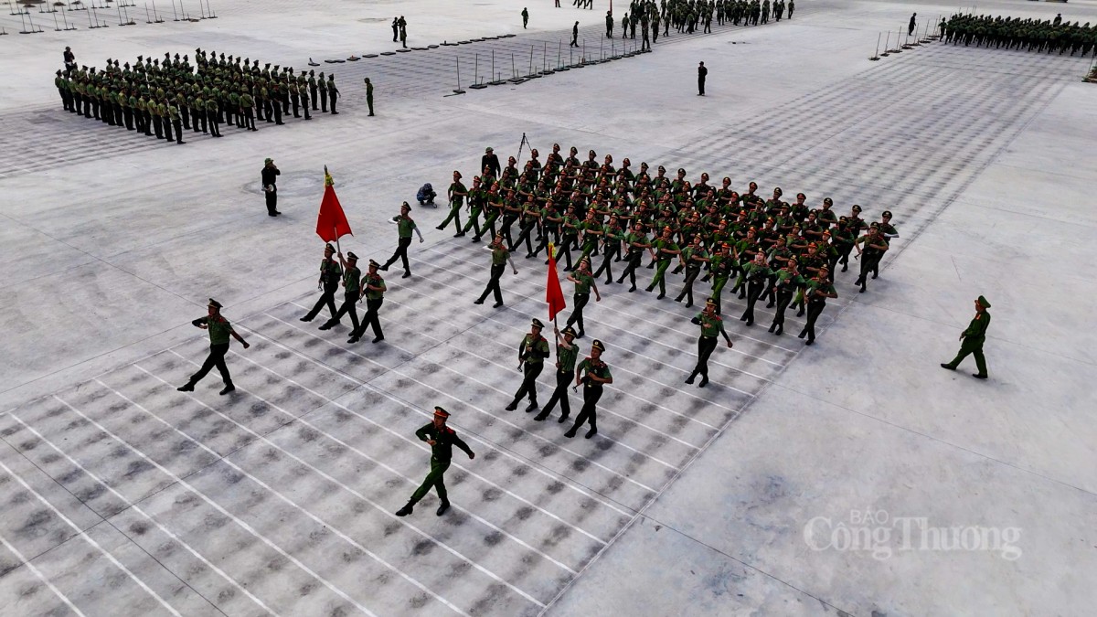 Hơn 1.000 chiến sĩ công an luyện tập diễu binh