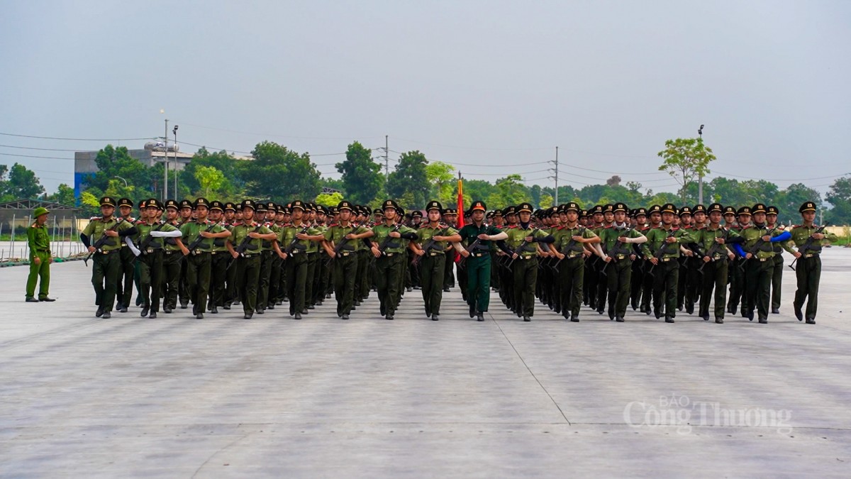 Hơn 1.000 chiến sĩ công an luyện tập diễu binh