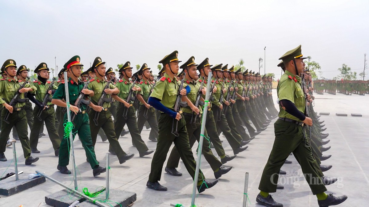 Hơn 1.000 chiến sĩ công an luyện tập diễu binh