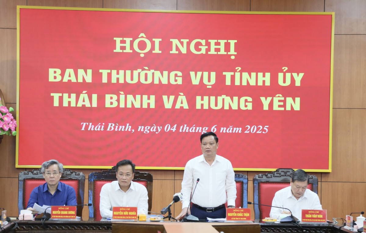 Nguyễn Khắc Thận, Bí thư Tỉnh ủy Thái Bình phát biểu tại hội nghị.  