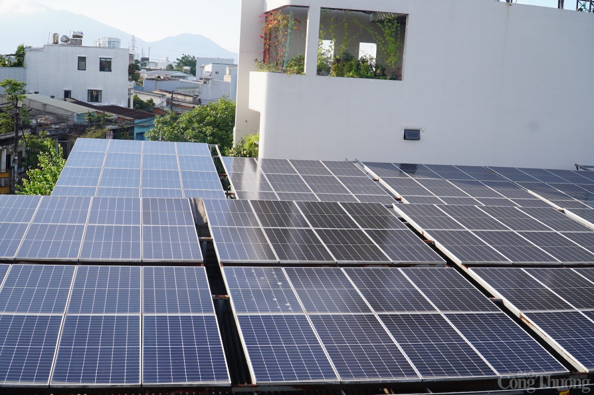 Hệ thống điện mặt trời mái nhà của một hộ dân tại quận Thanh Khê (thành phố Đà Nẵng)