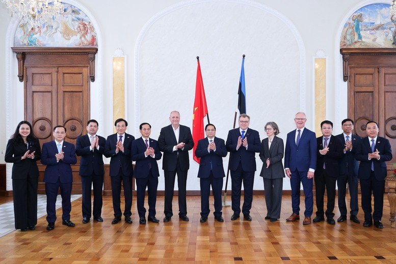 Thủ tướng Phạm Minh Chính và Chủ tịch Quốc hội Estonia Lauri Hussar cùng các đại biểu - Ảnh: VGP/Nhật Bắc