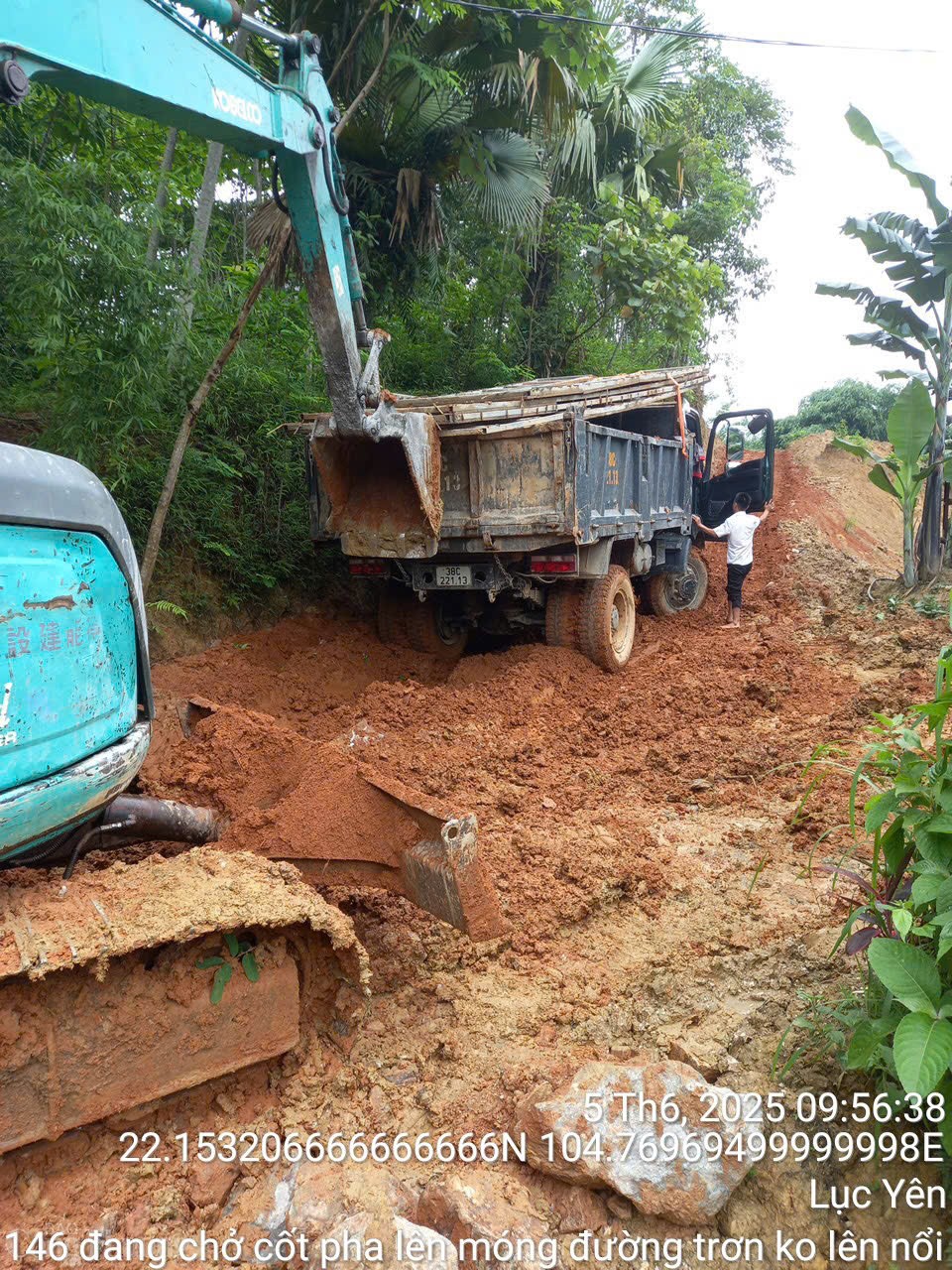 “Hiện tại, chúng tôi có trên 20 tổ chuyên dựng cột và kéo dây với khoảng hơn 300 công nhân đang có mặt trên công trường và chúng tôi sẵn sàng triển khai đồng loạt nếu thời tiết thuận lợi. Với phương án này, chúng tôi tin tưởng sẽ hoàn thành toàn bộ phần thi công trước ngày 19/8”, ông Tú thông tin. “Hiện tại, chúng tôi có trên 20 tổ chuyên dựng cột và kéo dây với khoảng hơn 300 công nhân đang có mặt trên công trường và chúng tôi sẵn sàng triển khai đồng loạt nếu thời tiết thuận lợi. Với phương án này, chúng tôi tin tưởng sẽ hoàn thành toàn bộ phần thi công trước ngày 19/8”, ông Tú thông tin.