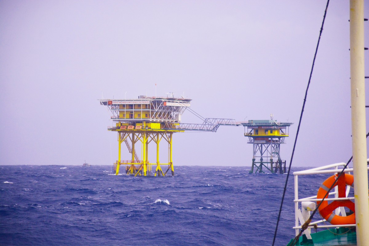 Nhà giàn và tàu trực luôn hướng về Đại hội đại biểu Đảng bộ Vùng 2 Hải quân lần thứ IV, nhiệm kỳ 2025 - 2030