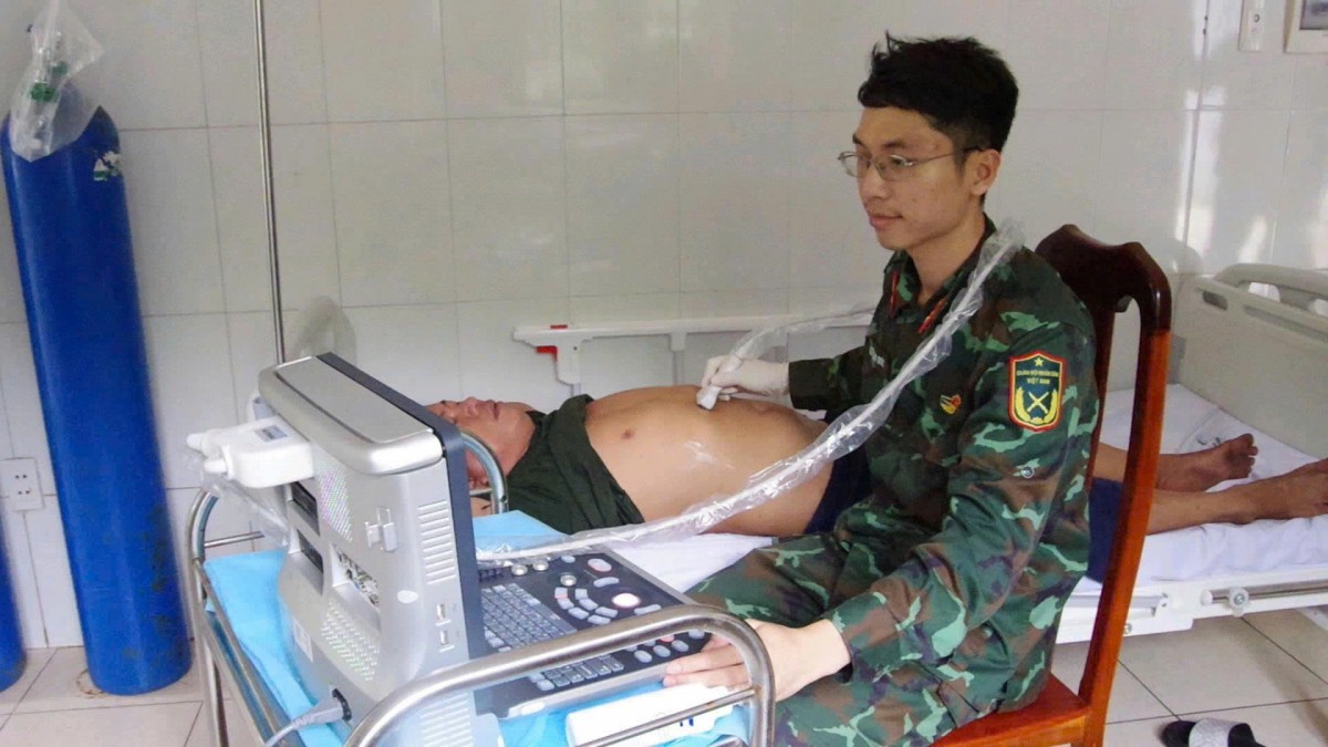 Cấp cứu kịp thời bệnh nhân đau thận tại đảo Trường Sa Cấp cứu kịp thời bệnh nhân đau thận tại đảo Trường Sa