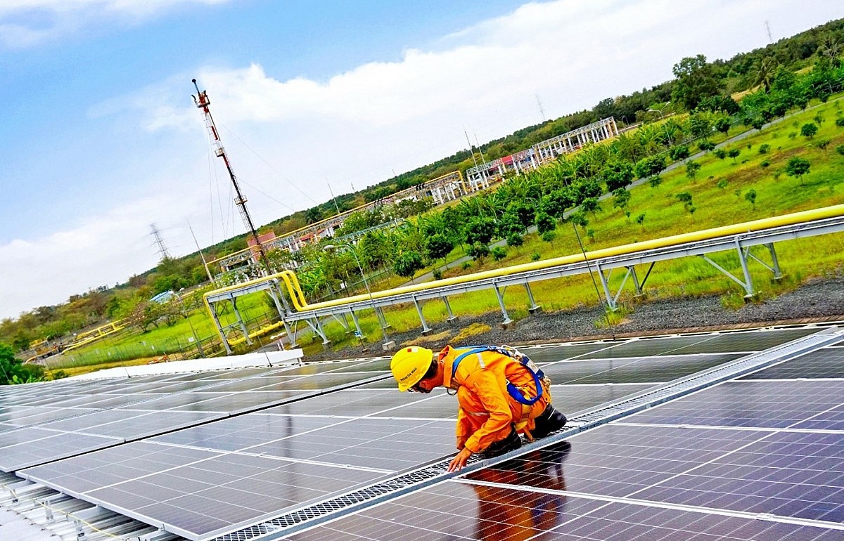 Lắp đặt hệ thống điện mặt trời áp mái tại các công trình khí của PV GAS (Ảnh PV GAS) Lắp đặt hệ thống điện mặt trời áp mái tại các công trình khí của PV GAS (Ảnh PV GAS)