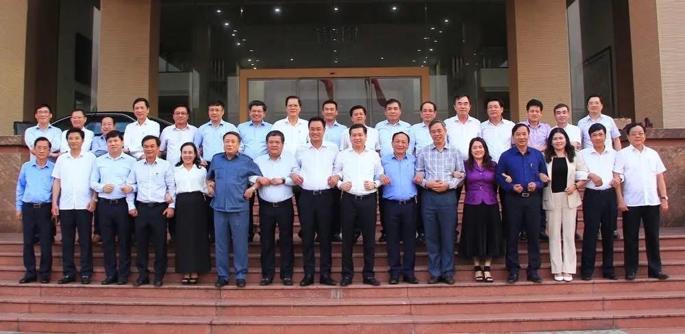 undefined Lãnh đạo 2 tỉnh Quảng Bình và Quảng Trị chụp hình lưu niệm tại một cuộc họp giữa 2 tỉnh (Ảnh: Thanh Hiếu)