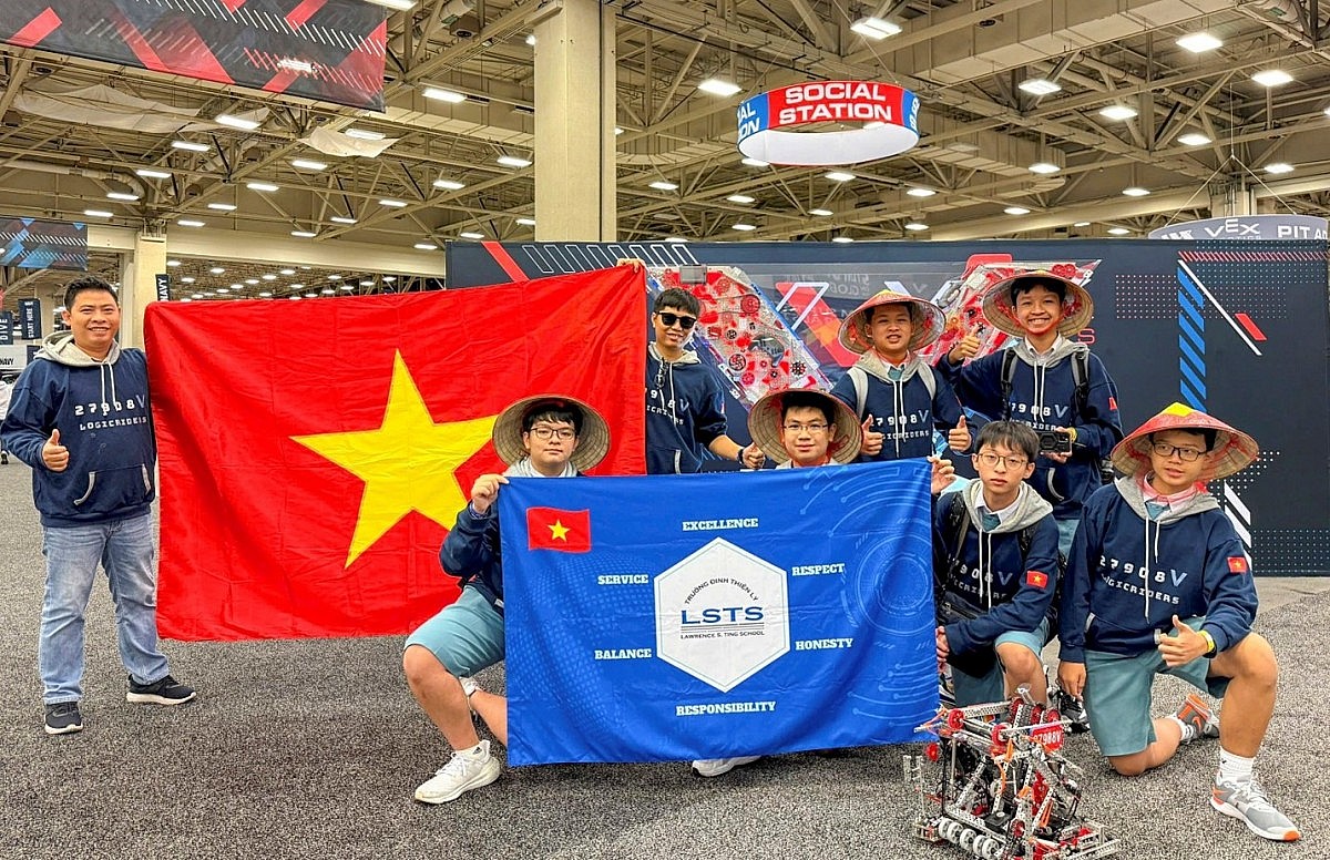 Logic Riders 27908V mang tinh thần dân tộc Việt Nam đến Dallas, Texas, Hoa Kỳ (Ảnh: trường Đinh Thiện Lý) Logic Riders 27908V mang tinh thần dân tộc Việt Nam đến Dallas, Texas, Hoa Kỳ (Ảnh: trường Đinh Thiện Lý)