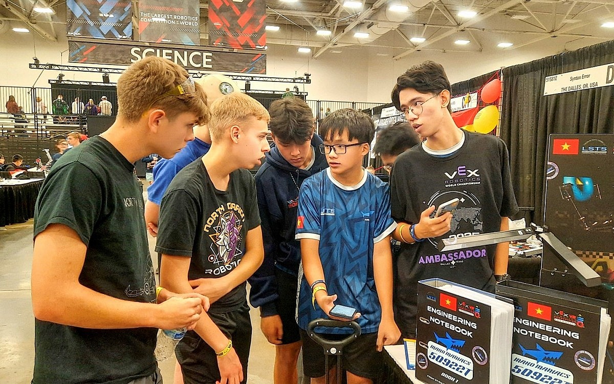 Mako Maniacs 50922T giao lưu, trao đổi với các bạn quốc tế nâng cao kỹ thuật và kinh nghiệm thi đấu (Ảnh: trường Đinh Thiện Lý) Mako Maniacs 50922T giao lưu, trao đổi với các bạn quốc tế nâng cao kỹ thuật và kinh nghiệm thi đấu (Ảnh: trường Đinh Thiện Lý)