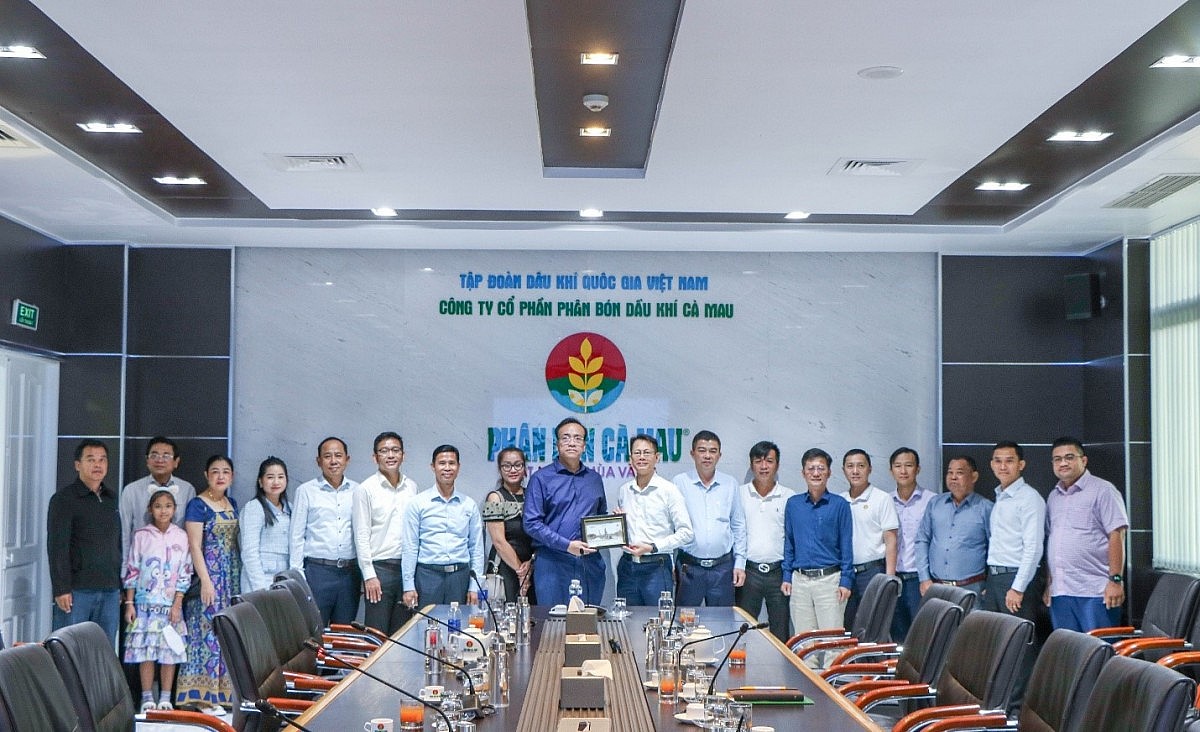 Đại diện BLĐ PVCFC trao quà kỷ niệm tặng Đoàn (Ảnh PVCFC)