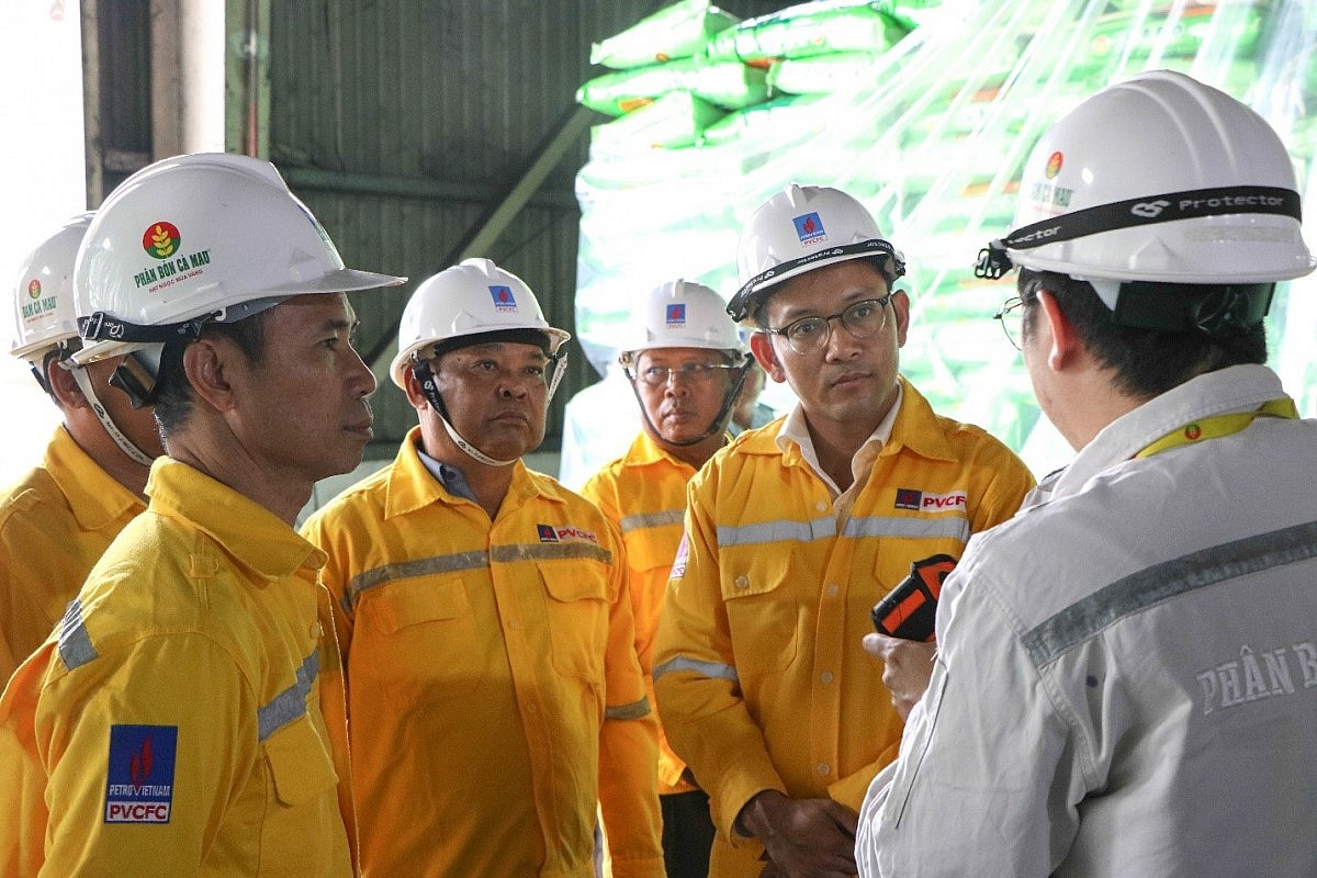 Đoàn đã ghé thăm Nhà máy Đạm Cà Mau và có những trải nghiệm thực tế tại đây. (Ảnh PVCFC)