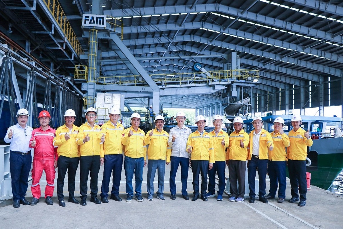 Đoàn có mặt tại bến cảng – nơi khởi hành của những chuyến tàu đưa sản phẩm PVCFC từ đất mũi Cà Mau vươn xa, phủ sóng hơn 20 thị trường quốc tế. (Ảnh PVCFC)