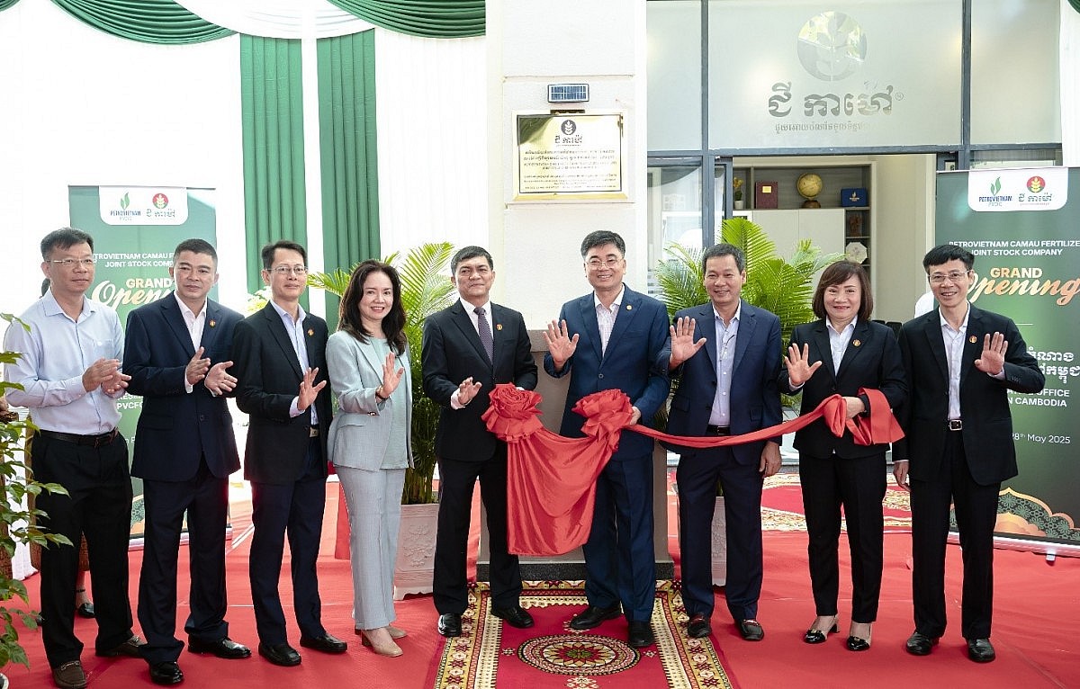 Ban lãnh đạo PVCFC thực hiện nghi thức khai trương văn phòng đại diện tại Campuchia. (Ảnh PVCFC)