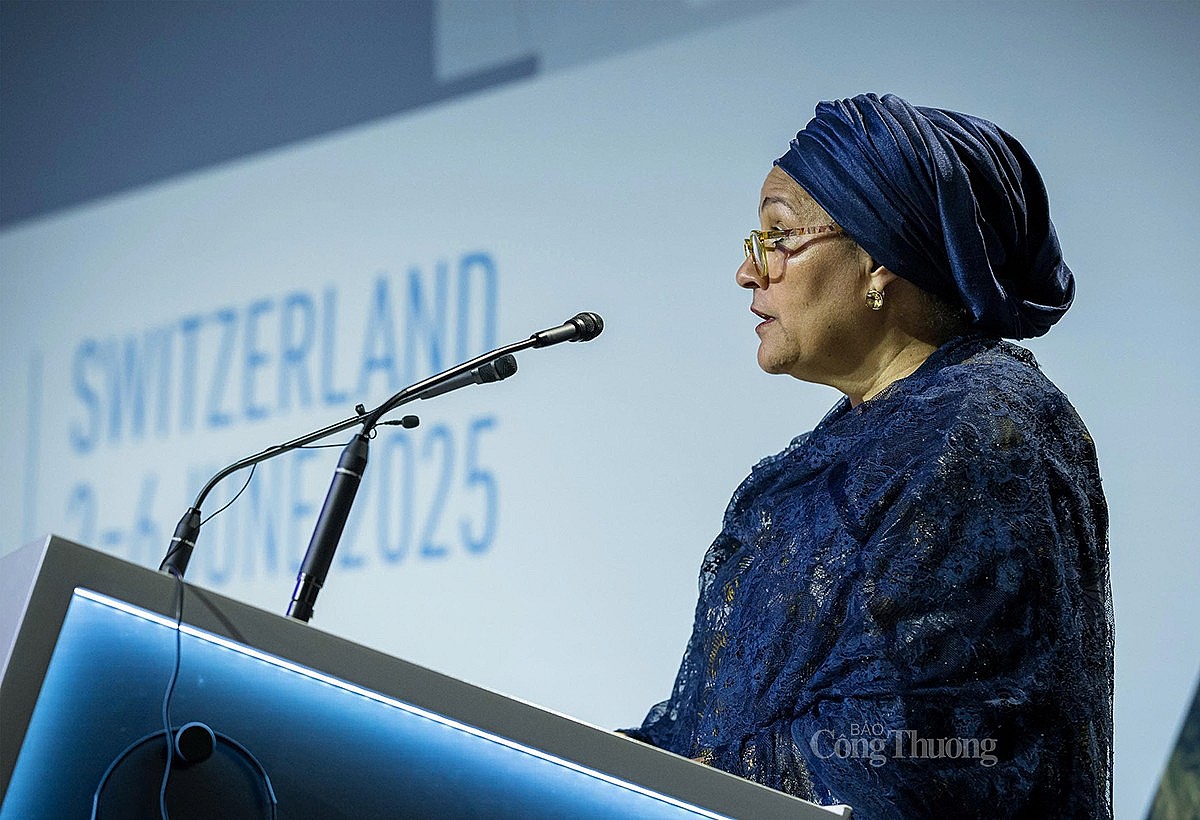 Phó Tổng Thư ký Liên hợp quốc Amina J. Mohammed phát biểu tại Diễn đan Phó Tổng Thư ký Liên hợp quốc Amina J. Mohammed phát biểu tại Diễn đan