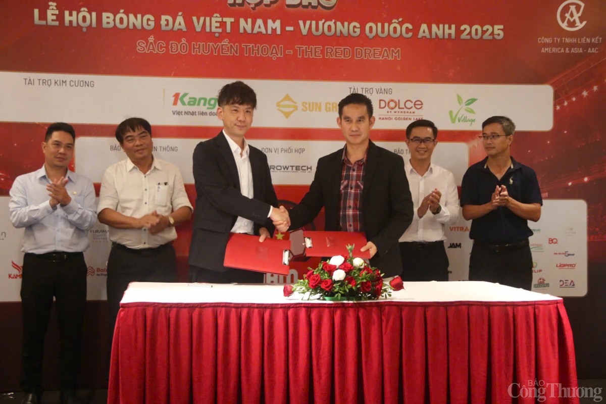 Đại diện Ban Tổ chức và đối tác ký kết hợp tác tại lễ họp báo công bố Lễ hội bóng đá Việt Nam – Vương quốc Anh 2025, chủ đề “Sắc đỏ huyền thoại – The Red Dream”.