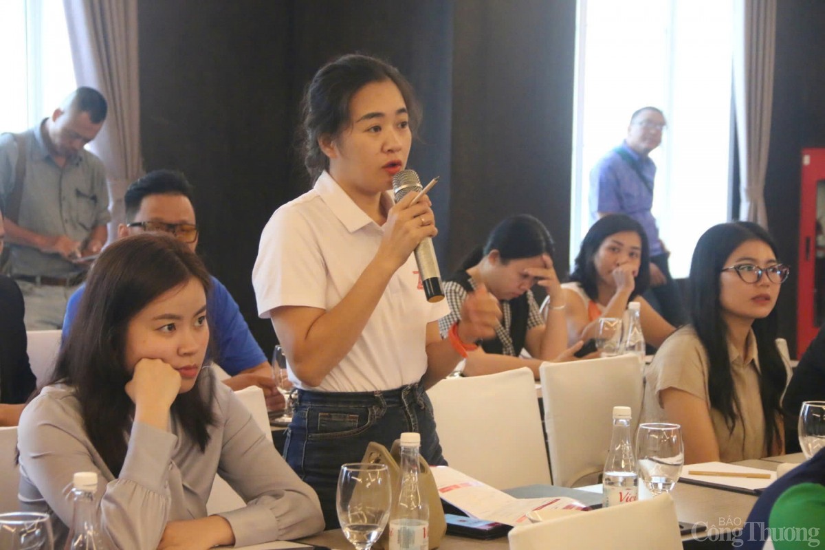 Phóng viên trao đổi những vướng mắc cùng Ban tổ chức