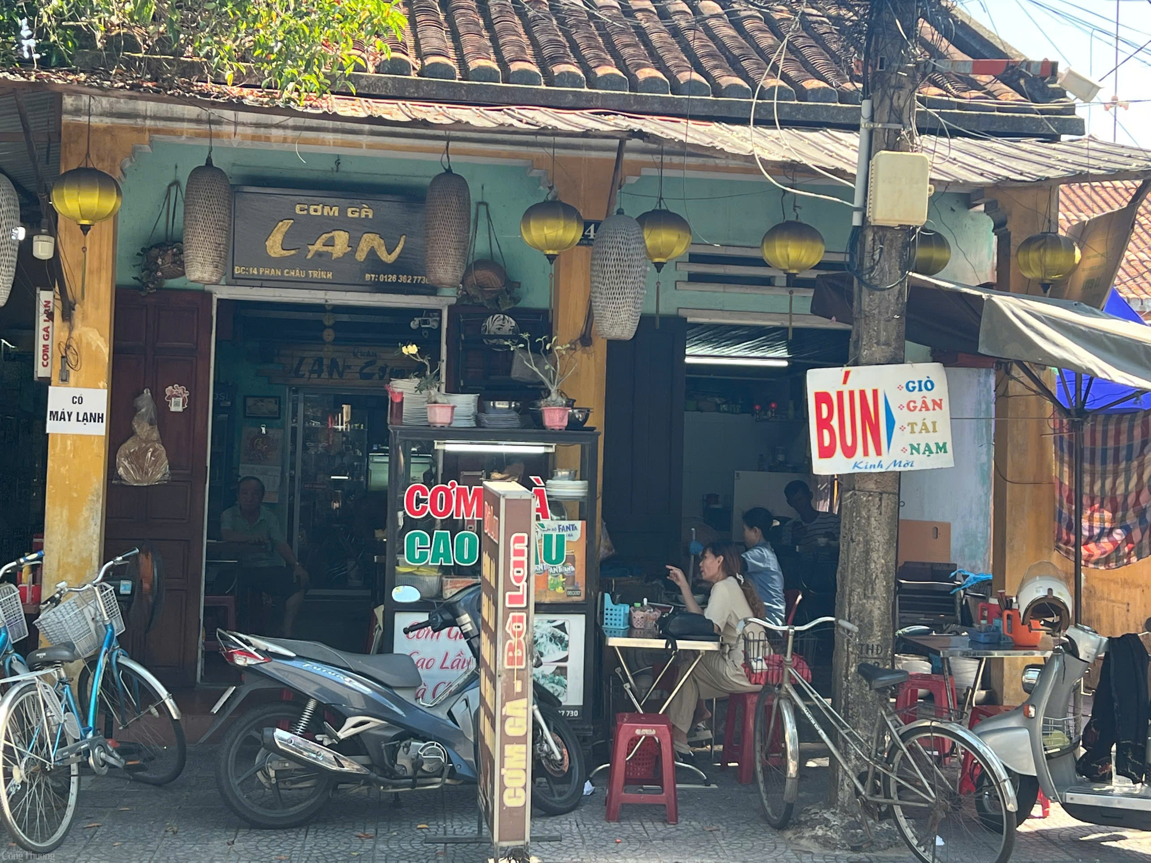 Cơm gà Hội An là một trong những món ăn đặc trưng không thể bỏ qua khi đến với phố cổ. Gạo được nấu chín tới, tơi xốp, thấm đều nước luộc gà thơm ngọt, ăn kèm với thịt gà ta dai mềm, da vàng giòn béo ngậy.