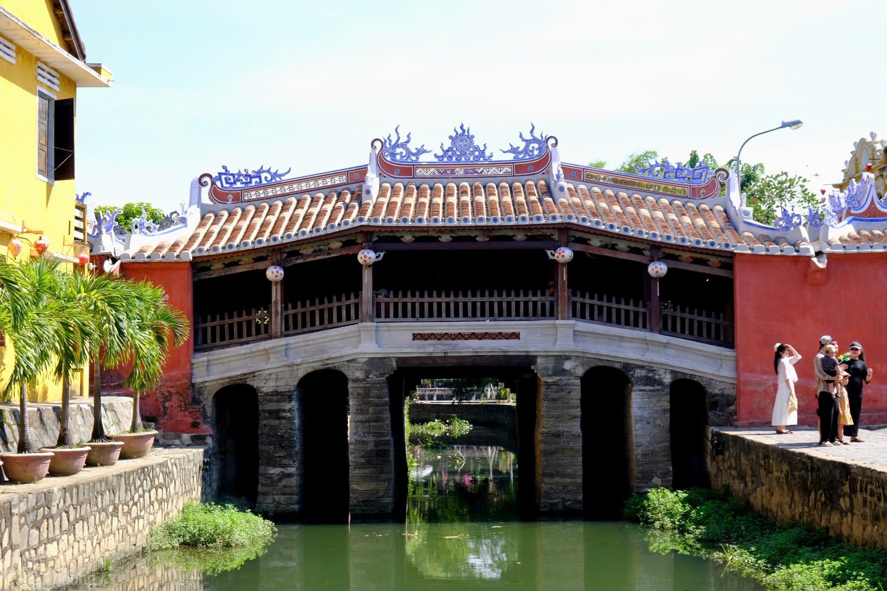 Trong hành trình khám phá phố cổ Hội An, Chùa Cầu luôn là điểm dừng chân đầu tiên và không thể bỏ lỡ của hầu hết du khách. Nằm bắc ngang một con lạch nhỏ nối sông Hoài, cây cầu mái ngói cổ kính này không chỉ mang giá trị kiến trúc độc đáo mà còn là biểu tượng văn hóa của cả đô thị cổ.