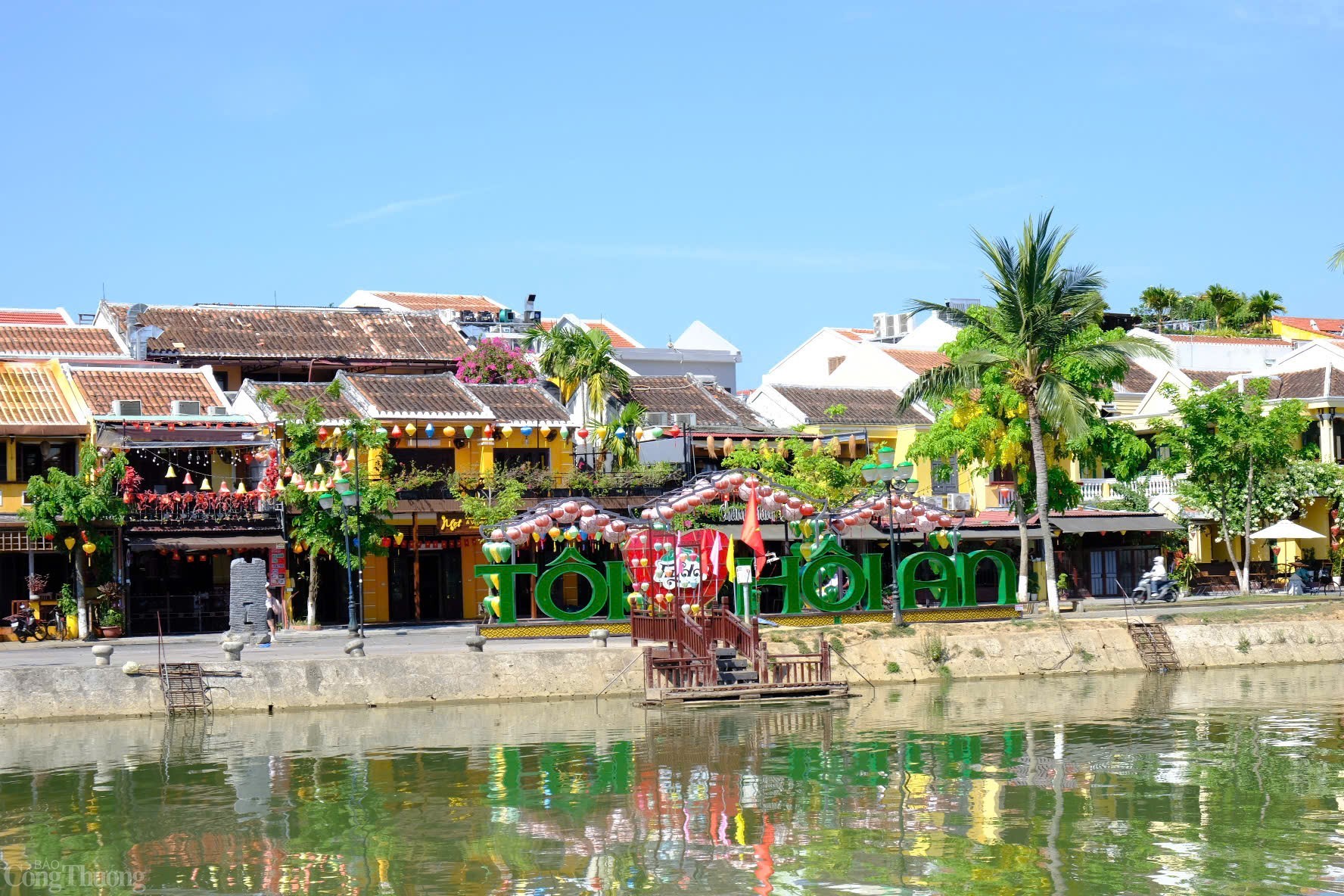 Điểm đặc trưng nổi bật nhất của Hội An là kiến trúc đô thị cổ hình thành từ thế kỷ 16–17. Những ngôi nhà mái ngói âm dương, tường vàng đặc trưng, cửa gỗ nâu sậm và ban công hoa giấy đua nở trở thành khung nền cho biết bao bức ảnh du lịch sống động.