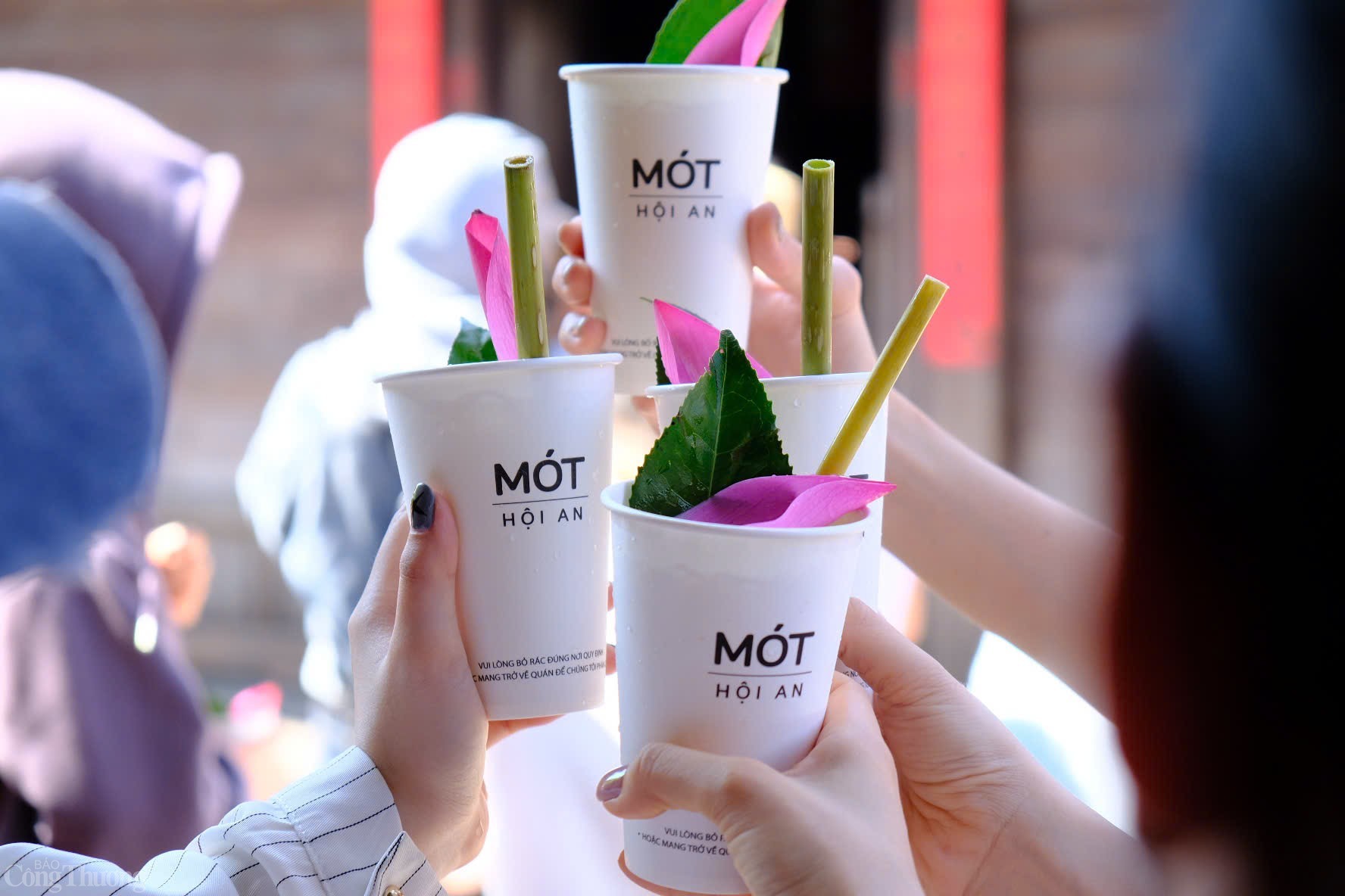 Mót Hội An không chỉ hấp dẫn du khách bởi hương vị thơm ngon và giá cả phải chăng, mà còn ghi điểm nhờ vẻ đẹp tinh tế trong từng ly nước. Mỗi cốc đều được trang trí khéo léo bằng lá sen, củ sen, thể hiện sự khéo léo và tâm huyết của người pha chế, khiến du khách khó rời mắt khỏi món thức uống đặc biệt này.