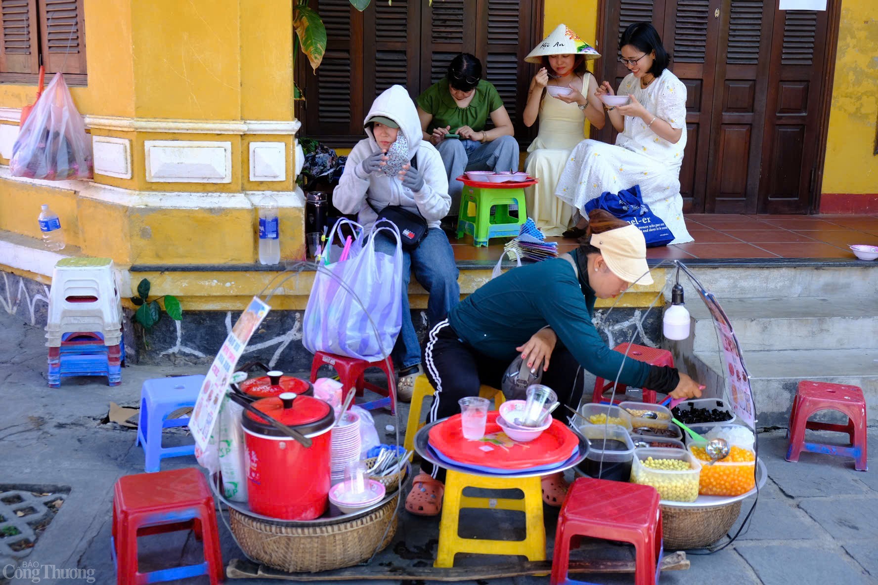 Những thức quà như tào phớ, chè thạch trên các gánh hàng vỉa hè không chỉ đơn thuần là món ăn mà còn góp phần tạo nên không gian yên bình, mộc mạc của phố cổ. Hương vị ngọt dịu, thanh mát cùng tiếng rao nhẹ nhàng hòa quyện với khung cảnh tĩnh lặng, khiến du khách cảm nhận được sự giản dị và ấm áp đặc trưng của Hội An, như một góc nhỏ thân thương giữa cuộc sống hiện đại.