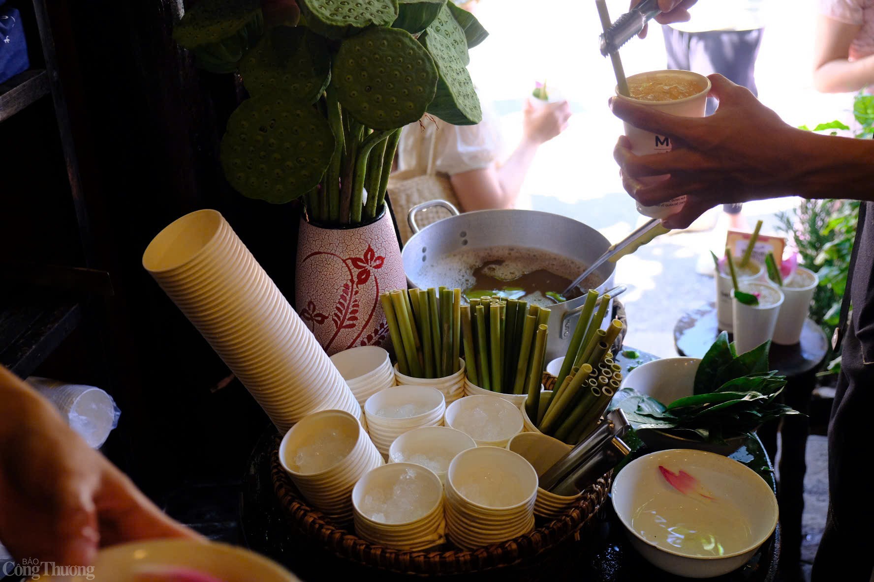 Nước thảo mộc Mót Hội An được làm từ những nguyên liệu tự nhiên như chanh, gừng, sả, hoa cúc, lá sen khô, lá trà xanh và mật ong, giúp thanh lọc cơ thể, giải nhiệt và nâng cao sức khỏe. Đặc biệt, thức uống này được chế biến theo công thức gia truyền hơn 100 năm, có tên An Thái Ông Thầy Tải – 100 Cường Đế, mang đến hương vị độc đáo, thơm ngon khó tìm thấy ở nơi nào khác.