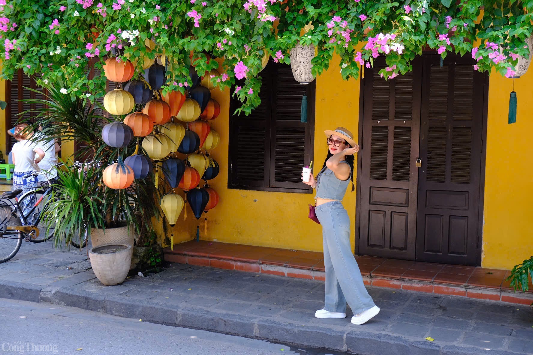 Do đó, du khách có thể dễ dàng check-in theo phong cách Hội An ở bất kỳ góc nhỏ nào trong khu vực này, khi mà sắc hoa giấy rực rỡ phủ bóng khắp nơi, tạo nên những bức hình vừa nên thơ vừa đậm đà bản sắc phố cổ.