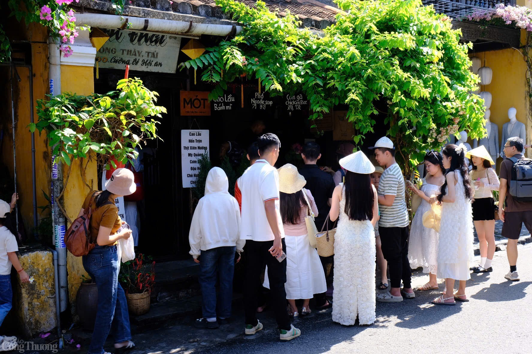 Bên cạh đó, Khi nhắc đến du lịch Hội An, nhiều người thường hình dung ngay đến sự yên bình của làng nghề truyền thống, nét cổ kính của phố cổ, hay vẻ hoang sơ của những bãi biển cát trắng trải dài. Bên cạnh đó, Hội An còn được biết đến với món nước Mót đặc trưng – một thức uống độc đáo khiến du khách say mê.