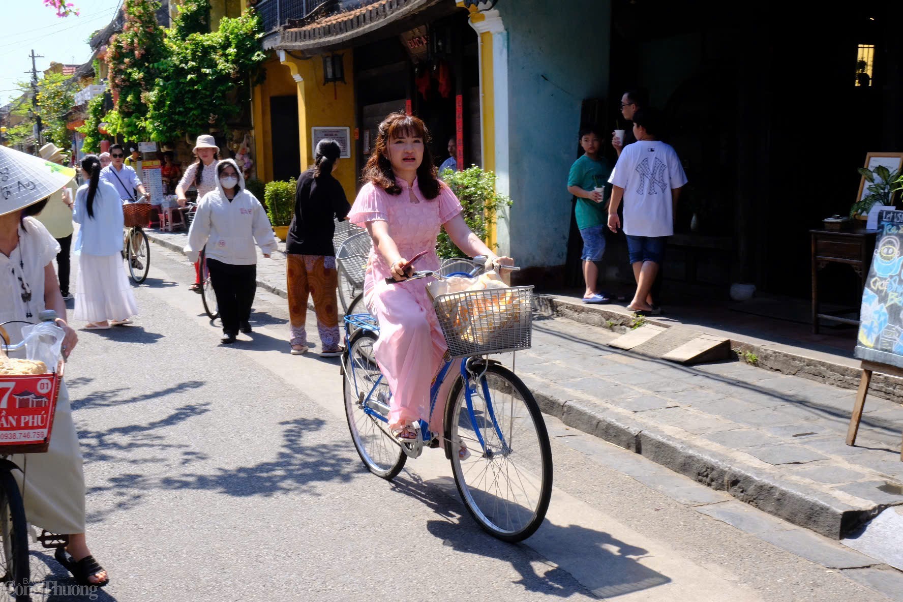 Không chỉ tham quan, nhiều người tìm đến Hội An để “sống chậm” – thuê một chiếc xe đạp thong dong dạo quanh phố, ghé một quán cà phê xưa ngồi đọc sách, hay đơn giản là ngắm nhìn dòng người qua lại giữa khung cảnh cổ kính.