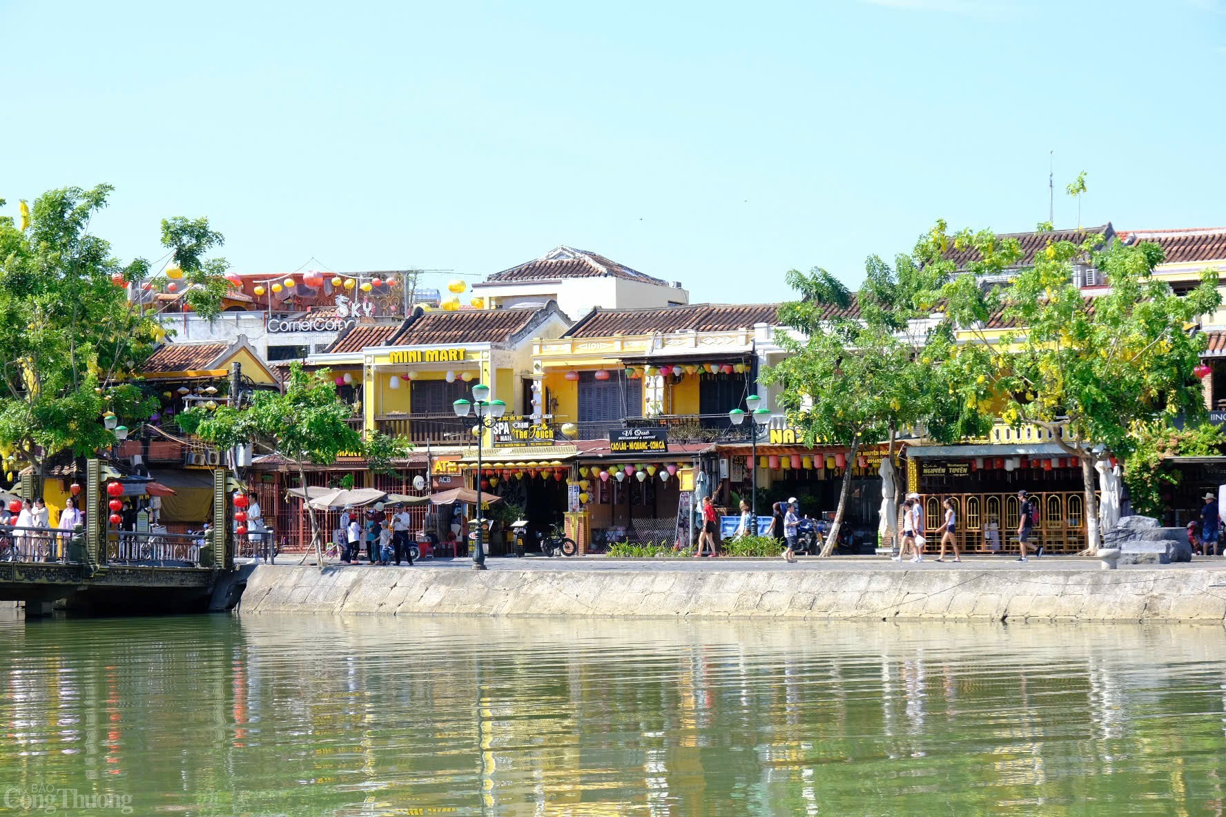 Giữa cái nắng rực rỡ của miền Trung, Hội An khoác lên mình một vẻ đẹp vừa cổ kính, vừa rộn ràng sức sống. Thành phố di sản không chỉ giữ trọn hồn xưa trong từng viên gạch mái ngói, mà còn biết cách thở cùng hiện đại, đón dòng khách du lịch đổ về đông đúc mỗi dịp hè.