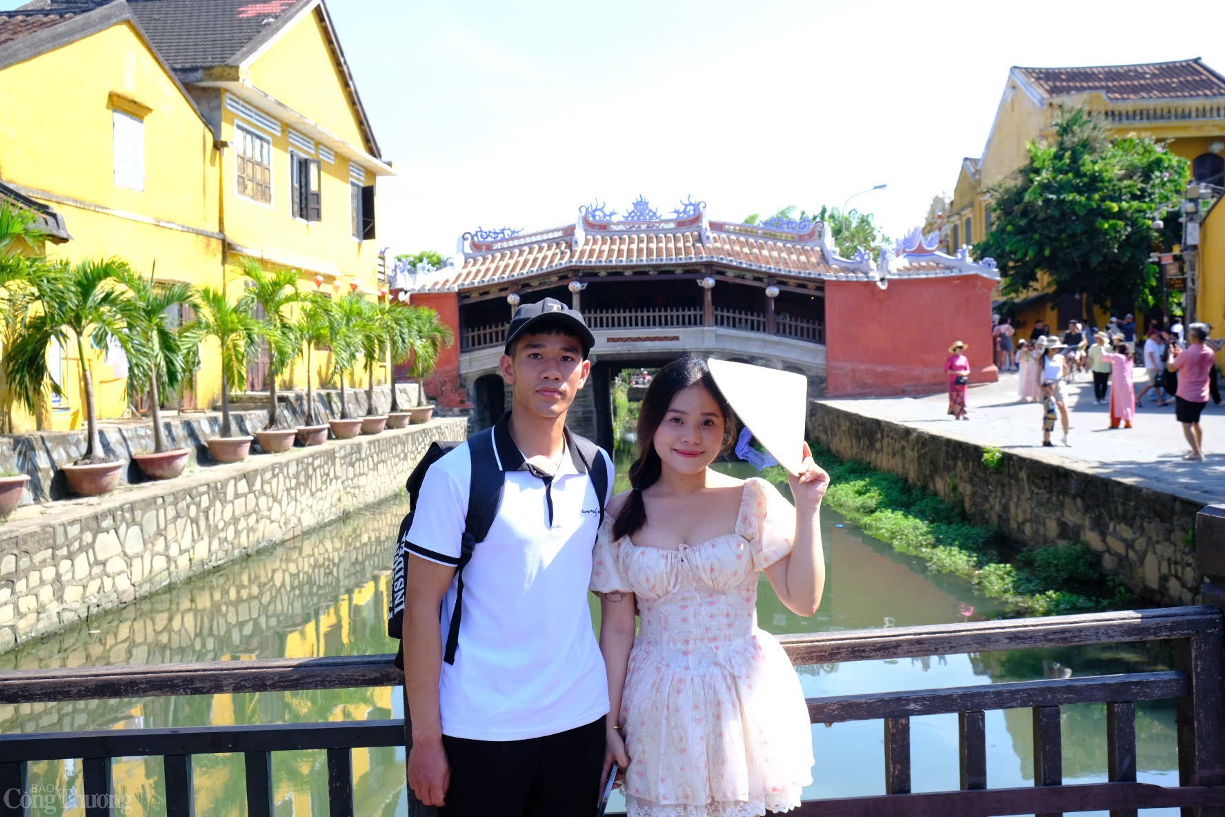 Được xây dựng từ cuối thế kỷ 16 bởi cộng đồng thương nhân Nhật Bản, Chùa Cầu là sự giao thoa hài hòa giữa kiến trúc Nhật – Việt – Hoa. Với chiều dài khoảng 18 mét, mái cong uốn lượn, cầu gỗ phủ ngói âm dương, công trình này gợi nên vẻ đẹp cổ kính, trầm mặc giữa lòng phố Hội sôi động.